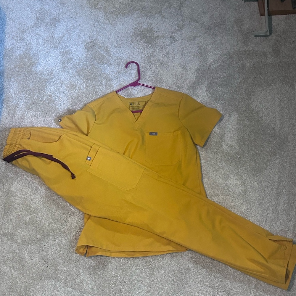 FIGS
XS Catrina top 
XST Dowa bottom
EMERGENCY YELLOW